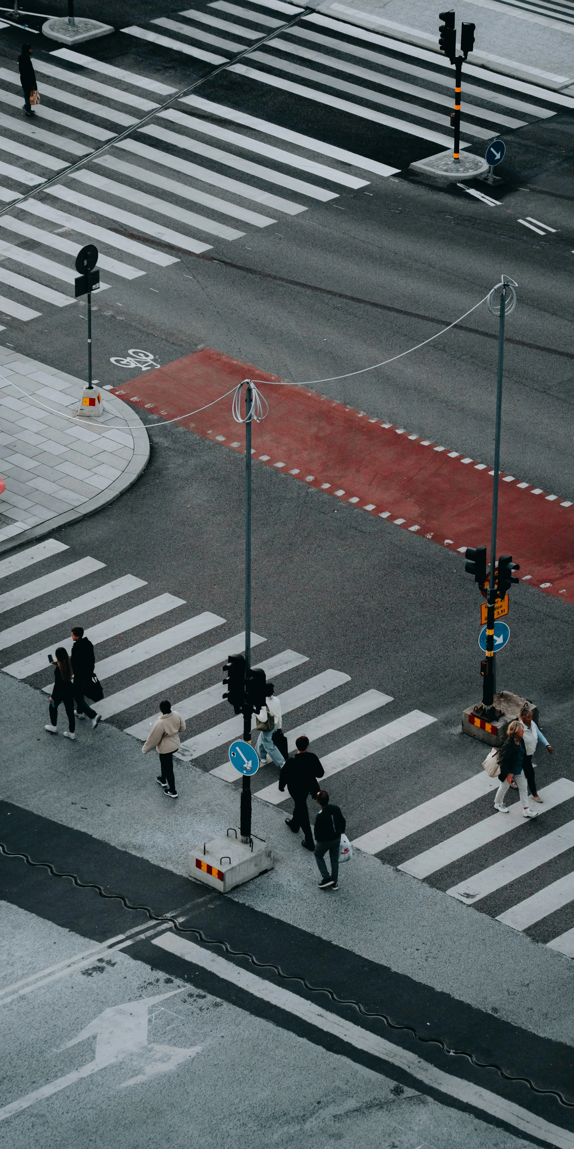 Trafikkryssing i Stockholm der folk går over
