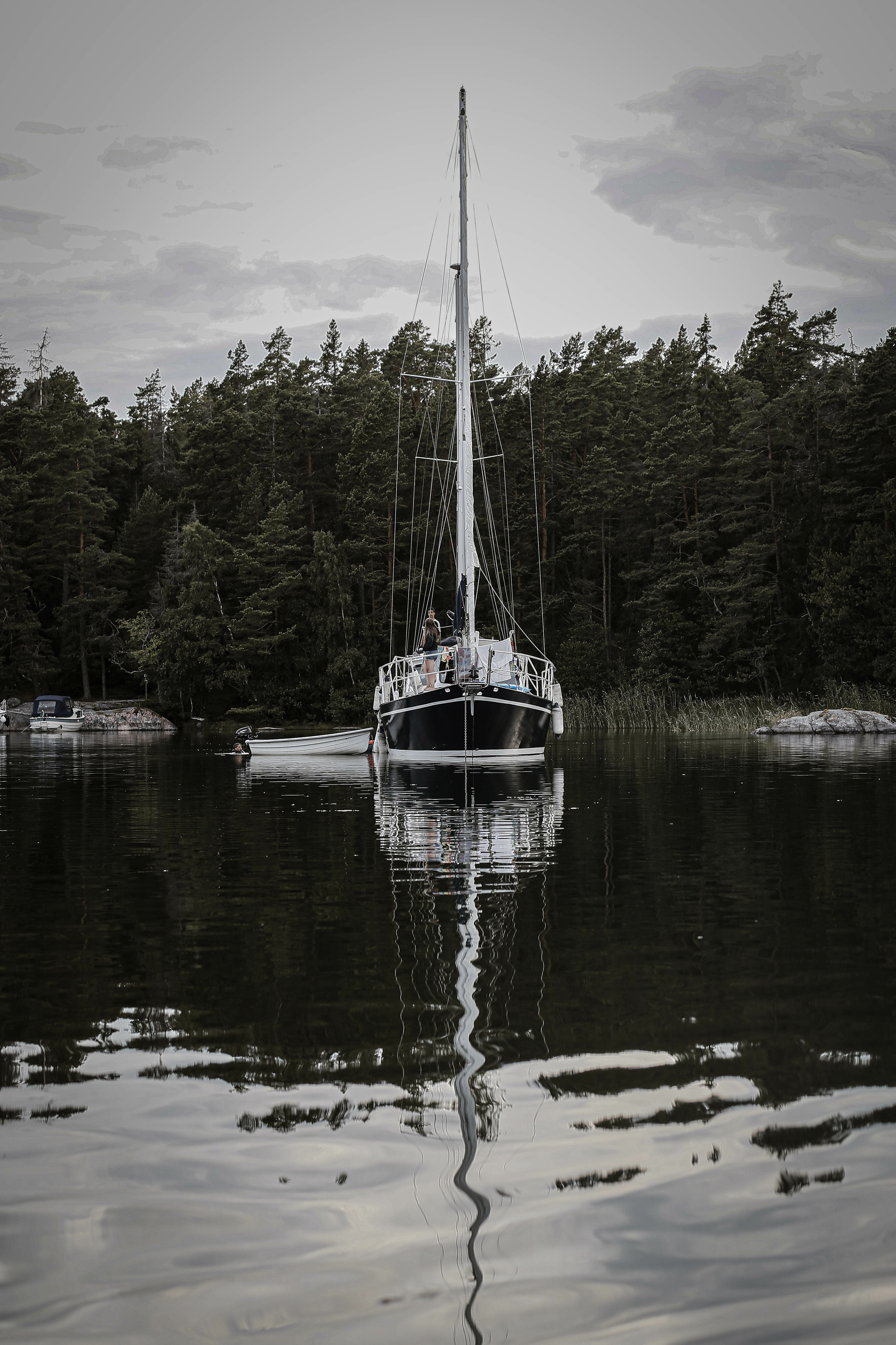 En seilbåt i Stockholms skjærgård