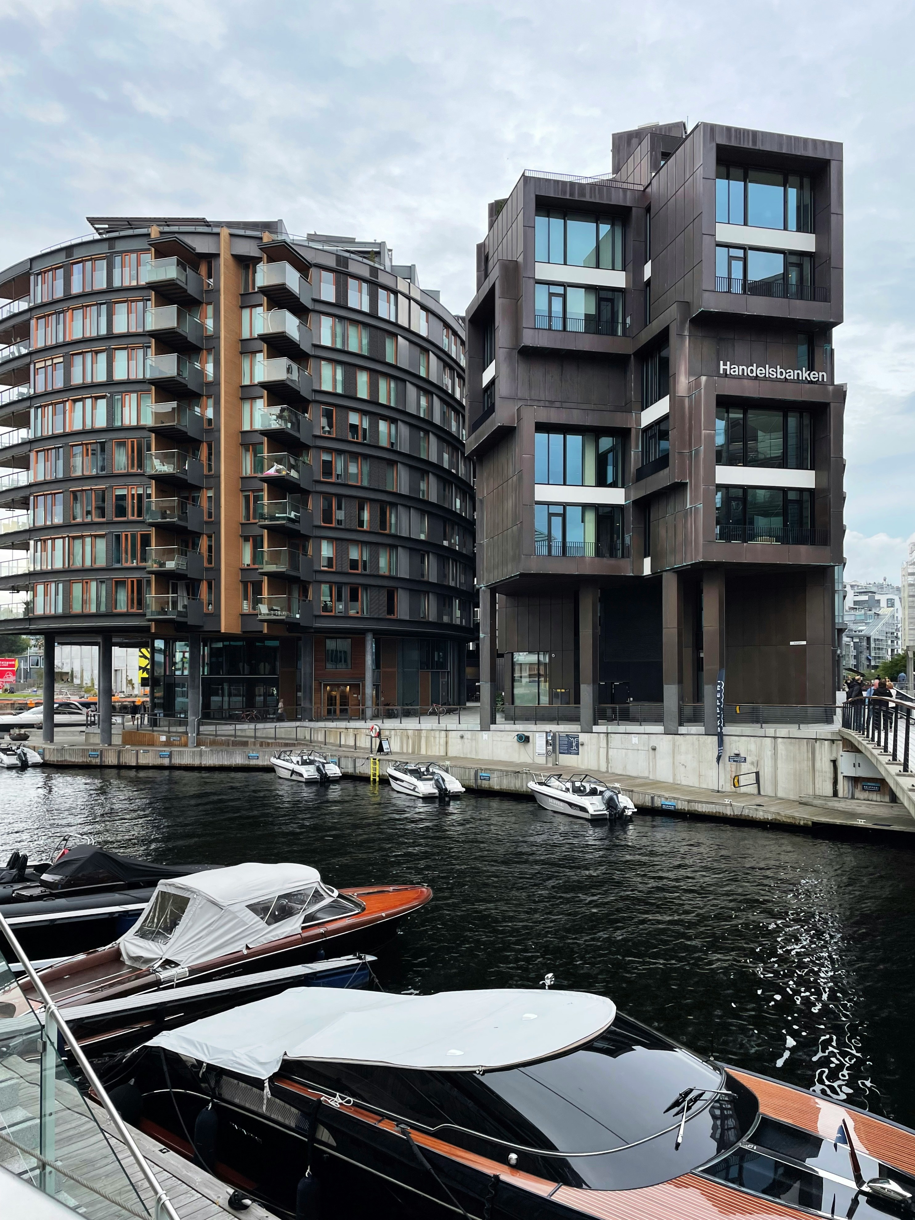 Träbåtar som ligger i hamnen vid Akerbrygge i olso