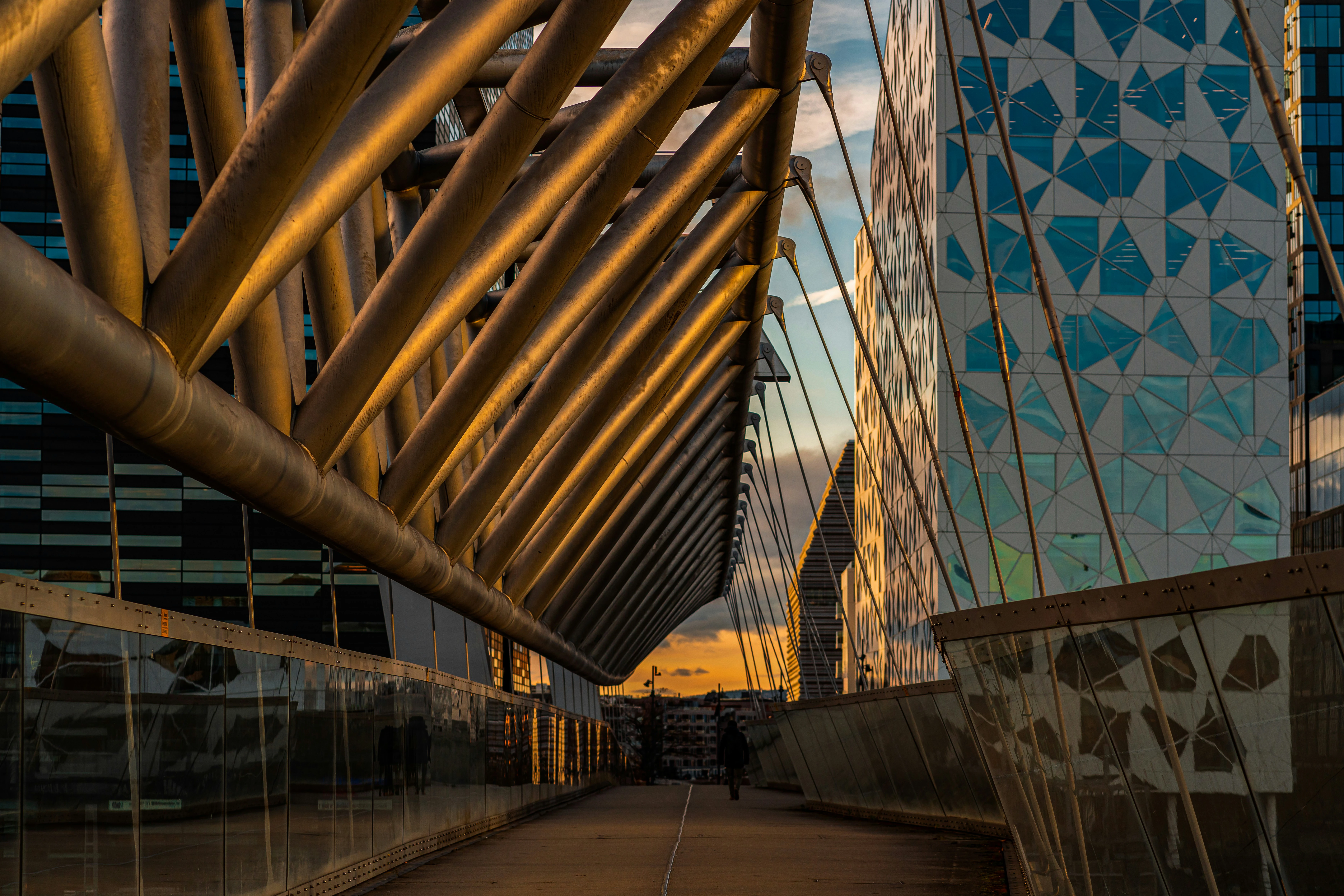 Bro i oslo i solnedgången